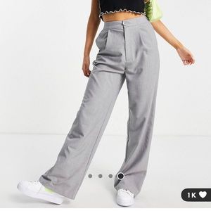 Stradivarius wide leg dad pant in grey NWT
Size 0 US/ UK 32